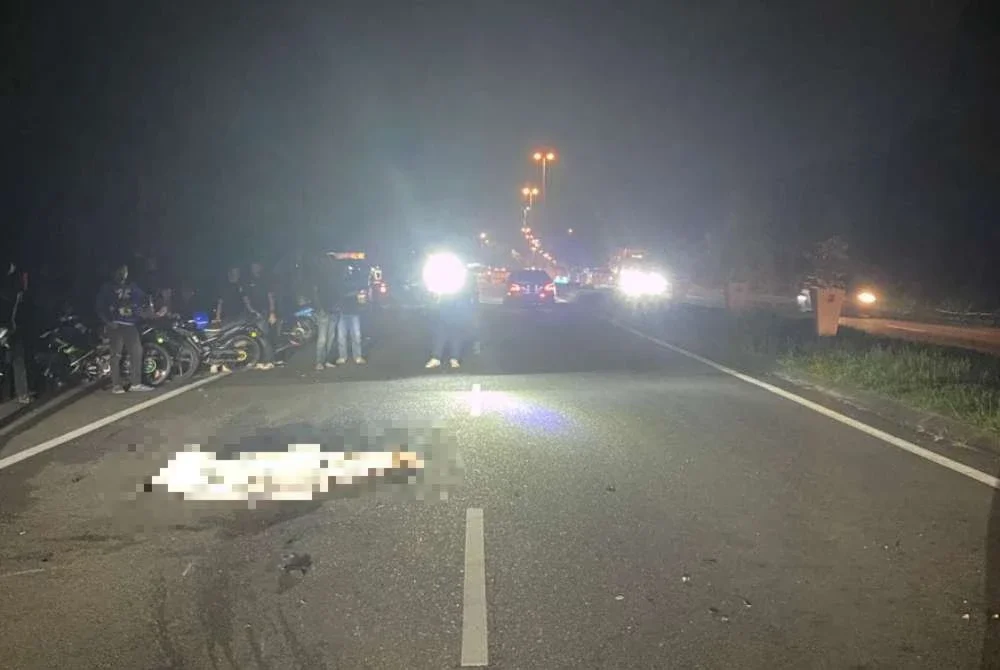 Mangsa maut di lokasi kejadian akibat kecederaan parah. - Foto IPD Jasin