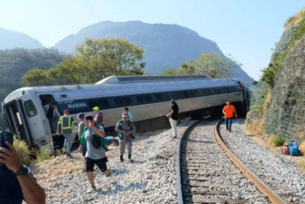 Seramai 13 orang terbunuh manakala 98 lagi cedera selepas kereta api tergelincir di atas jambatan berhampiran Nizanda di selatan Mexico pada Ahad. - Foto Agensi