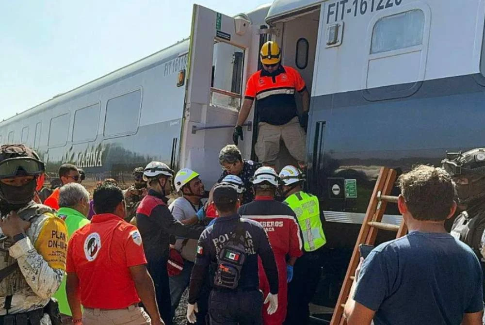 Pihak berkuasa melancarkan operasi menyelamat bagi mengeluarkan mangsa yang terperangkap di dalam gerabak kereta api berkenaan. - Foto Agensi