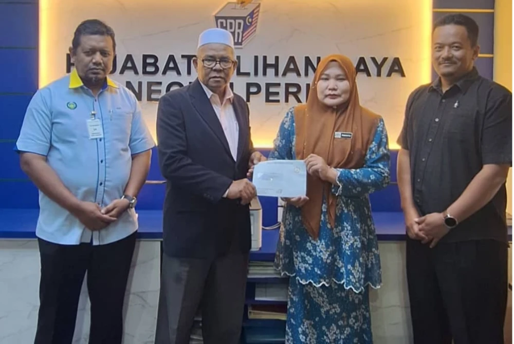 Rus’sele (dua dari kiri) menyerahkan notis pemakluman rasmi kekosongan kerusi luar jangka kepada SPR. Foto: Speaker DUN