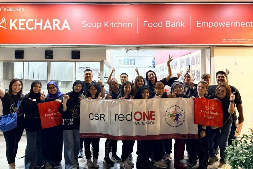 Program agihan makanan redONE Mobile bersama Kechara Soup Kitchen melibatkan 20 sukarelawan yang menyampaikan bantuan kepada lebih 230 penerima di beberapa lokasi bandar.