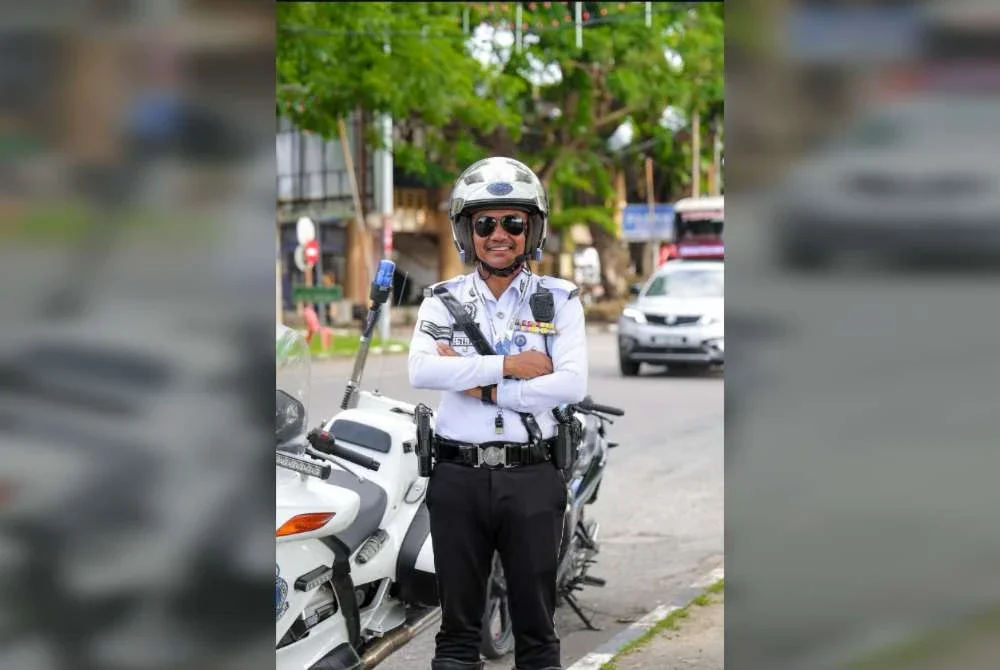 Wan Mohd Faizal bersama motosikal Honda ST 1300 milik PDRM.