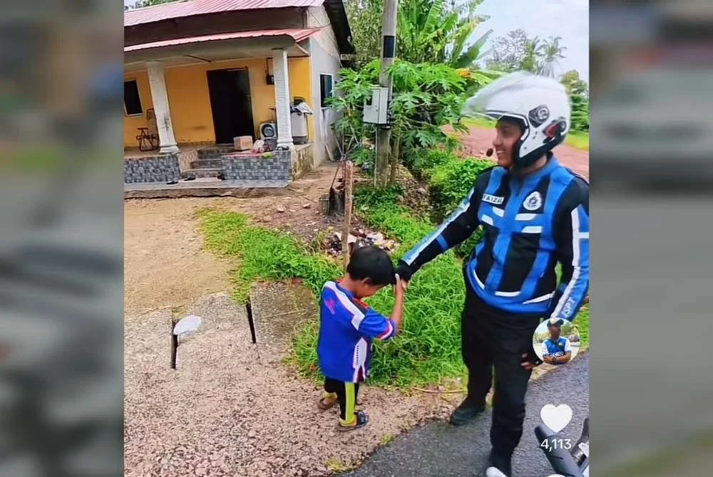 Kanak-kanak yang bersalam dengan Wan Mohd Faizal (kanan).