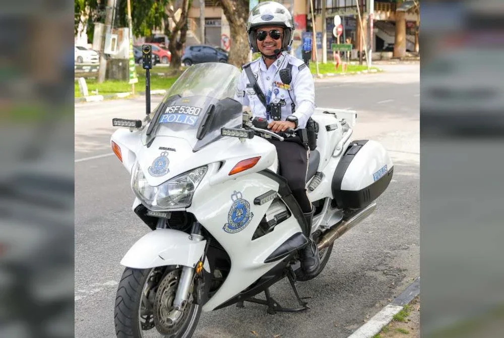 Wan Mohd Faizal menunggang motosikal Honda ST 1300 milik PDRM.