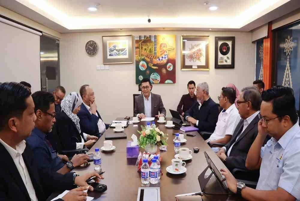 Borhan (tengah) mempengerusikan Mesyuarat Khas Pemulihan Infrastruktur Kritikal Insiden Kebakaran Elektrik Blok C Flat Seri Perantau Pelabuhan Klang, pada Isnin.