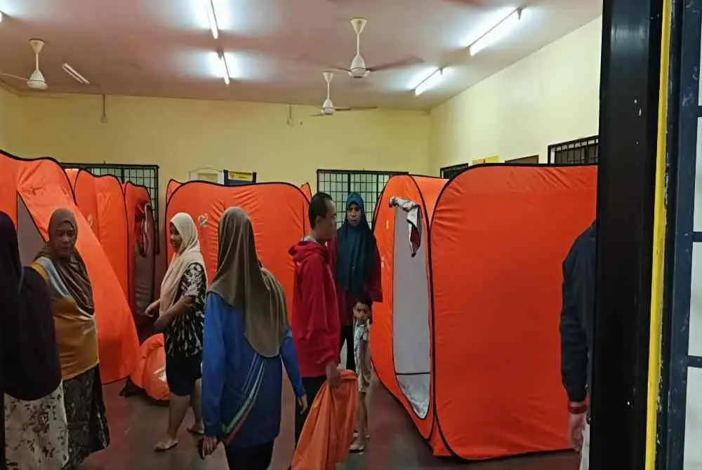 PPS di Balai Raya Kampung Setajam dibuka bagi menempatkan penduduk terjejas banjir. Foto Facebook Polis Daerah Rompin