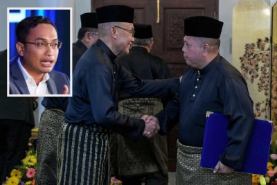 Menteri Besar Perlis yang baharu, Abu Bakar Hamzah (kanan) bersalaman dengan bekas Menteri Besar Perlis, Mohd Shukri di Istana Arau pada Ahad. Gambar kecil: Mohammad Tawfiq
