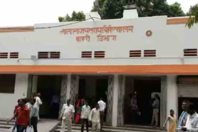 Tiga kakitangan hopital digantung tugas apabila tersilap isytihar pesakit masih hidup meninggal dunia.