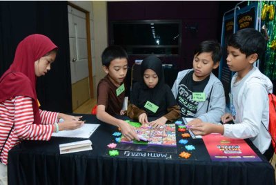 Aktiviti menguji minda dengan menyusun 'puzzle'. - Foto Sinar Harian/Mohd Halim Abdul Wahid