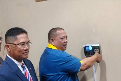 Abu Bakar ketika sesi 'clock-in' pada hari pertama bertugas di Pejabat Menteri Besar di Kompleks Seri Putra pada Isnin.