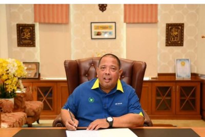 Abu Bakar memulakan tugas sebagai Menteri Besar Perlis pada hari pertamanya di Pejabat Menteri Besar di Kompleks Seri Putra di Kangar pada Isnin.