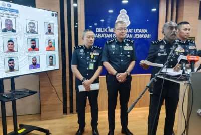 M Kumar menunjukkan antara suspek yang menjadi buruan pihak polis.