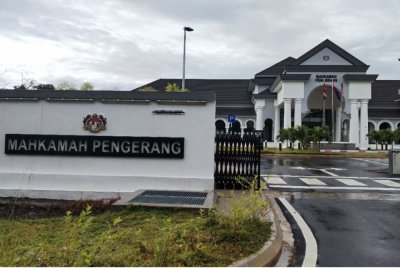 Seorang suri rumah didenda RM35,000 di Mahkamah Majistret di sini pada Isnin selepas mengaku salah atas pertuduhan mencuri wang simpanan RM130,000 milik ibu kandungnya. - Foto hiasan