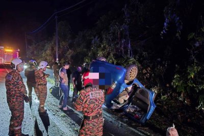 Kenderaan yang dinaiki tiga mangsa terbabas di lokasi kemalangan. - Foto BBP Mersing