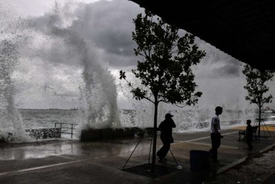 Amaran hujan lebat berterusan di Sarawak selain angin kencang dan laut bergelora di Laut China Selatan dalam tempoh berkenaan. - Foto hiasan