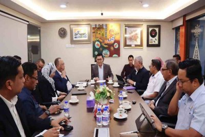 Borhan (tengah) mempengerusikan Mesyuarat Khas Pemulihan Infrastruktur Kritikal Insiden Kebakaran Elektrik Blok C Flat Seri Perantau Pelabuhan Klang, pada Isnin.