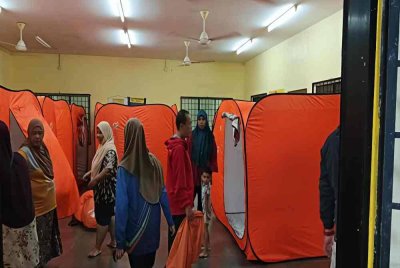 PPS di Balai Raya Kampung Setajam dibuka bagi menempatkan penduduk terjejas banjir. Foto Facebook Polis Daerah Rompin