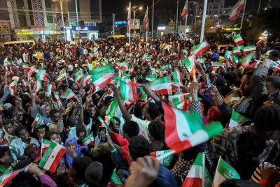 Penduduk Somaliland berhimpun di ibu kota sambil mengibarkan bendera kebangsaan.

