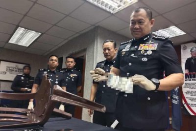 Ab Rahaman menunjukkan antara senjata yang digunakan dalam pergaduhan itu.