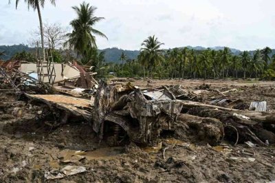 Sisa runtuhan rumah dan kenderaan dibawa arus banjir yang masih belum dibersihkan di perkampungan Aek Garoga, Tanapuli Selatan di Sumatera Utara.