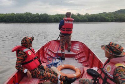 Anggota bomba ketika melakukan operasi mencari dan menyelamat mangsa.