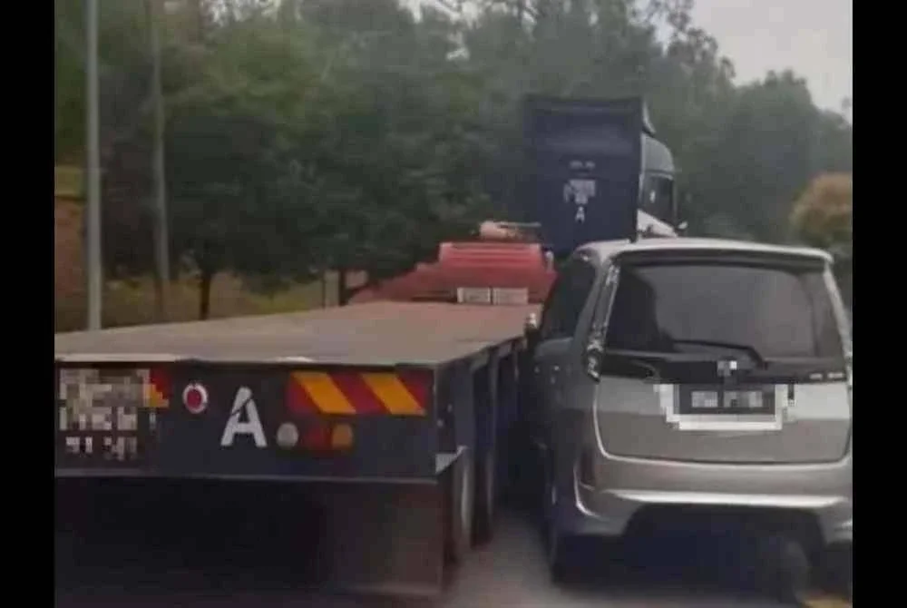 Sebuah treler yang ‘menyagat’ tiga kenderaan di dalam kejadian di kawasan Rehat dan Rawat (R&R) Jejantas Ayer Keroh, pada Ahad.