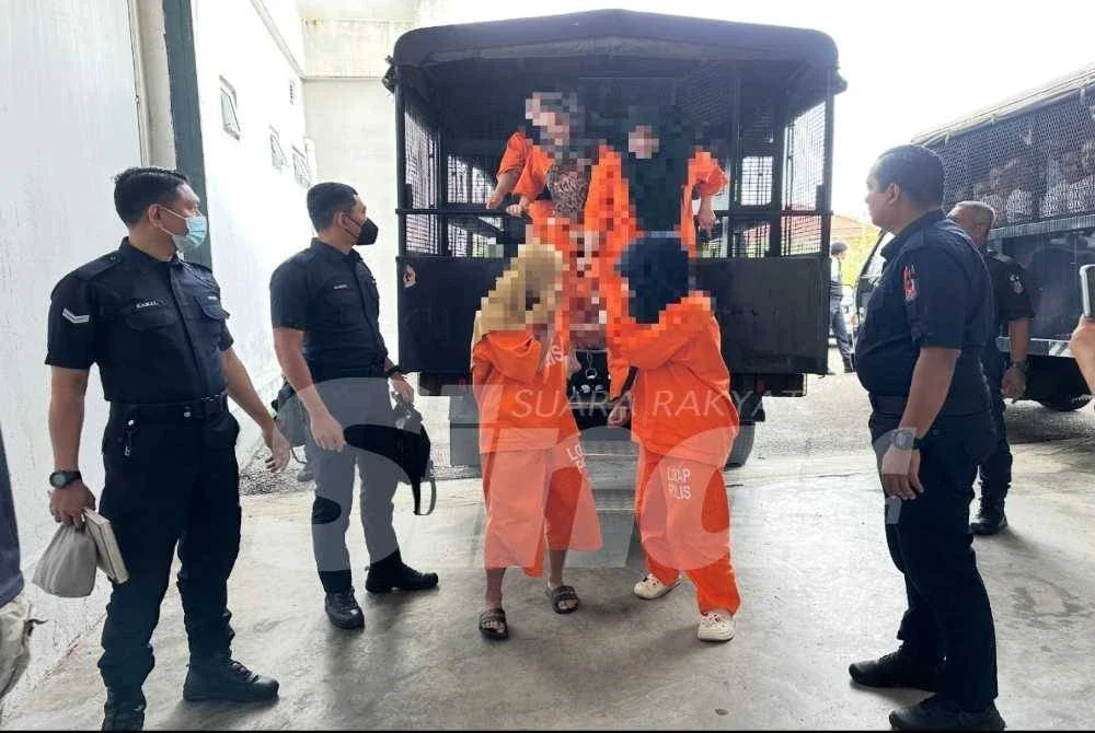 Kumpulan wanita yang ditahan tiba di mahkamah dengan kenderaan polis. Foto:SINAR HARIAN/ADILA SHARINNI WAHID