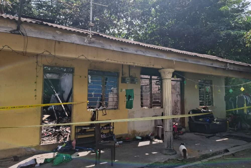 Keadaan empat deretan rumah yang musnah dalam kebakaran di Kampung Kuala Pari Hilir, Ipoh pada Isnin.