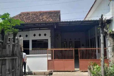 Pihak berkuasa masih melakukan siasatan lanjut terhadap penemuan mayat tiga beranak itu. - Foto Agensi