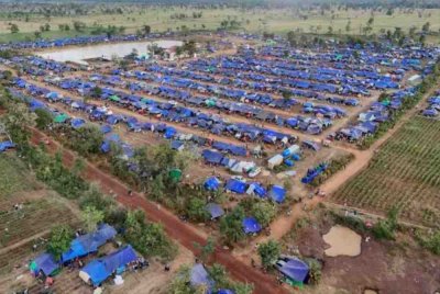 'Bandar khemah' yang menjadi tempat berlindung ratusan ribu penduduk di kawasan sempadan Kemboja-Thailand. - Foto AFP