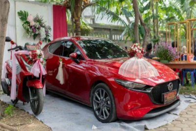 Eko memberi hantaran sebuah kereta Mazda 3 Hatchback dan skuter Honda PCX 160 sebagai hantaran kepada isterinya. 
