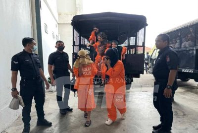 10 individu termasuk empat beranak yang dipercayai terlibat dalam kes pergaduhan berhampiran Pasar Awam Melor disambung reman . Foto:SINAR HARIAN/ADILA SHARINNI WAHID