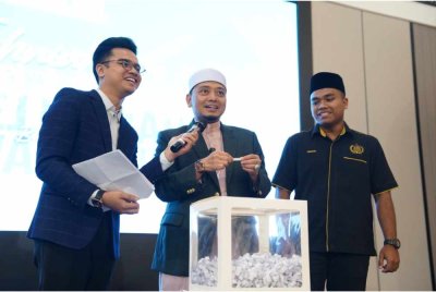 Ustaz Mohamad Wadi (tengah) mengadakan cabutan bertuah pakej umrah kepada peserta platform e-pengajian HayyDeen.