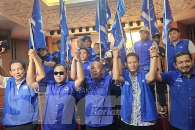 Jafry (tengah) bersama dua calon BN iaitu Mohd Naim (dua dari kiri) dan Mohd Ismail (dua dari kanan) selepas diumum sebagai calon bagi PRK Parlimen Kinabatangan dan DUN Lamag di Bangunan UMNO Sabah.