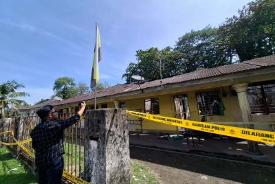 Kebakaran sekitar jam 4 petang pada Isnin menyebabkan empat keluarga di Kampung Kuala Pari Hilir, Ipoh tinggal sehelai sepinggang.