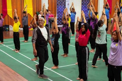 Joseph Gonzales mempunyai visi menjadikan tarian sebagai jambatan merapatkan kurang budaya dan sosial. 