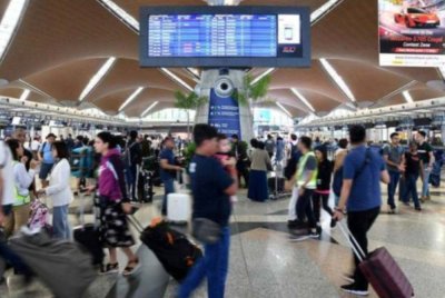 Pemeriksaan Kastam terhadap pengembara yang keluar dari Malaysia akan disatukan di pintu pelepasan mulai 1 Januari 2026. - Foto hiasan