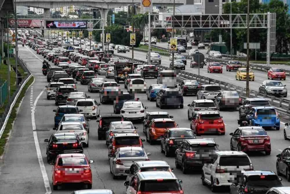 Kesesakan menyebabkan perjalanan yang sepatutnya singkat menjadi berjam-jam. Gambar hiasan