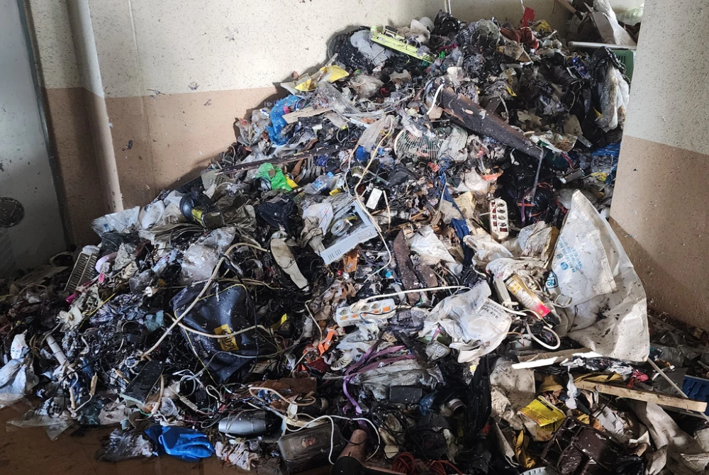 Pasukan bomba mengambil masa hampir 8 jam untuk memadam kebakaran sampah di sebuah kediaman milik lelaki warga emas di Ulsan, Korea Selatan. Foto: Agensi