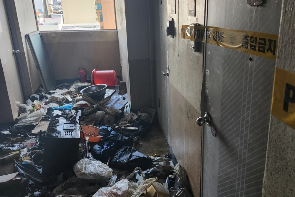 Warga emas yang juga veteran perang Vietnam mengumpul sampah setinggi manusia sejak 20 tahun lalu. Foto: Agensi