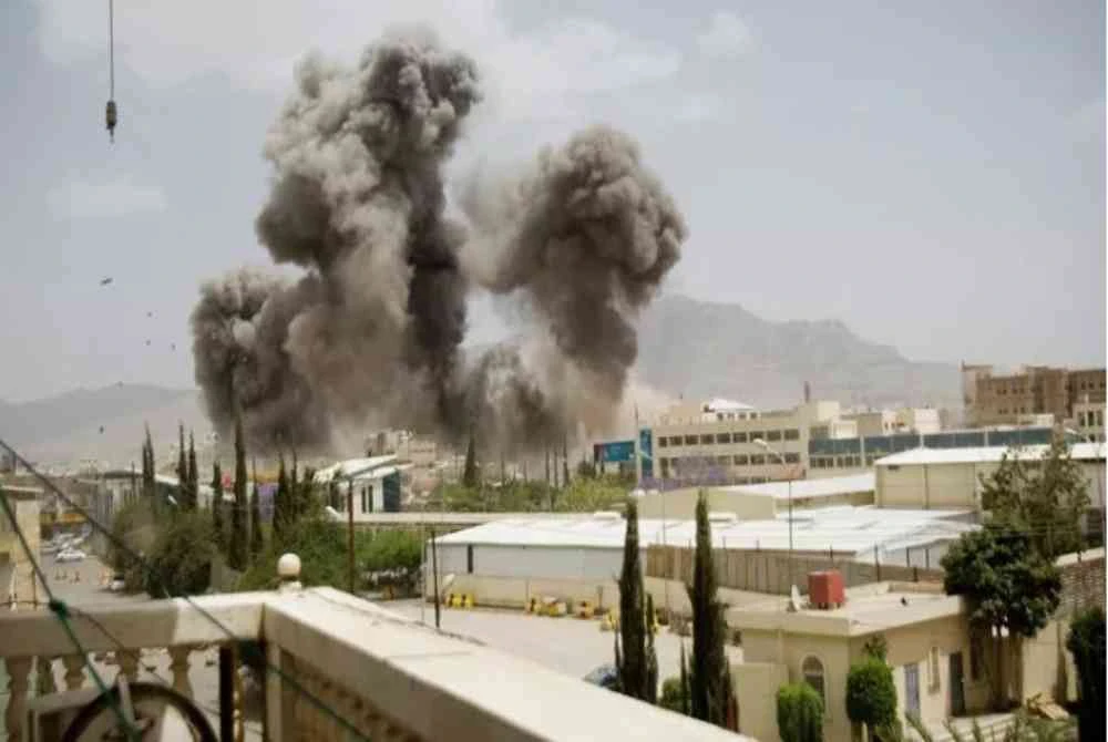 Asap berkepul-kepul naik ke udara susulan insiden di Pelabuhan Mukalla, di timur Yemen. - Foto Agensi