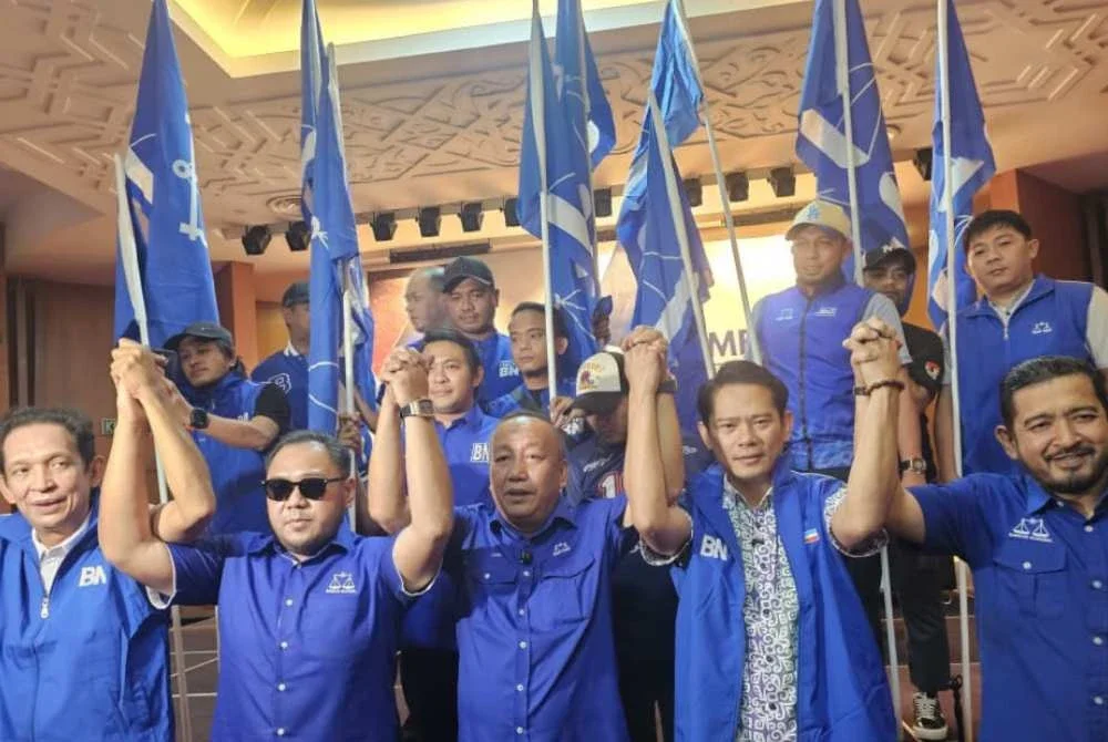 Jafry (tengah) bersama calon Parlimen Kinabatangan dan DUN Lamag.