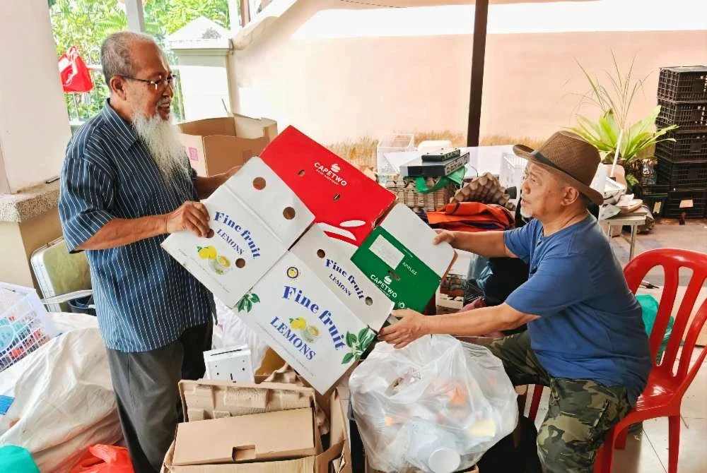 Jaafar Idrus (kiri) dan Jaafar Ibrahim seronok isi masa lapang selepas bersara dengan aktiviti kitar semula.