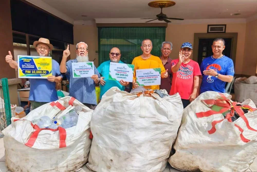 Jaafar Ibrahim (kiri) dan Jaafar Ibrahim (dua dari kiri) berterima kasih dengan jiran-jiran yang sentiasa memberi sokongan.