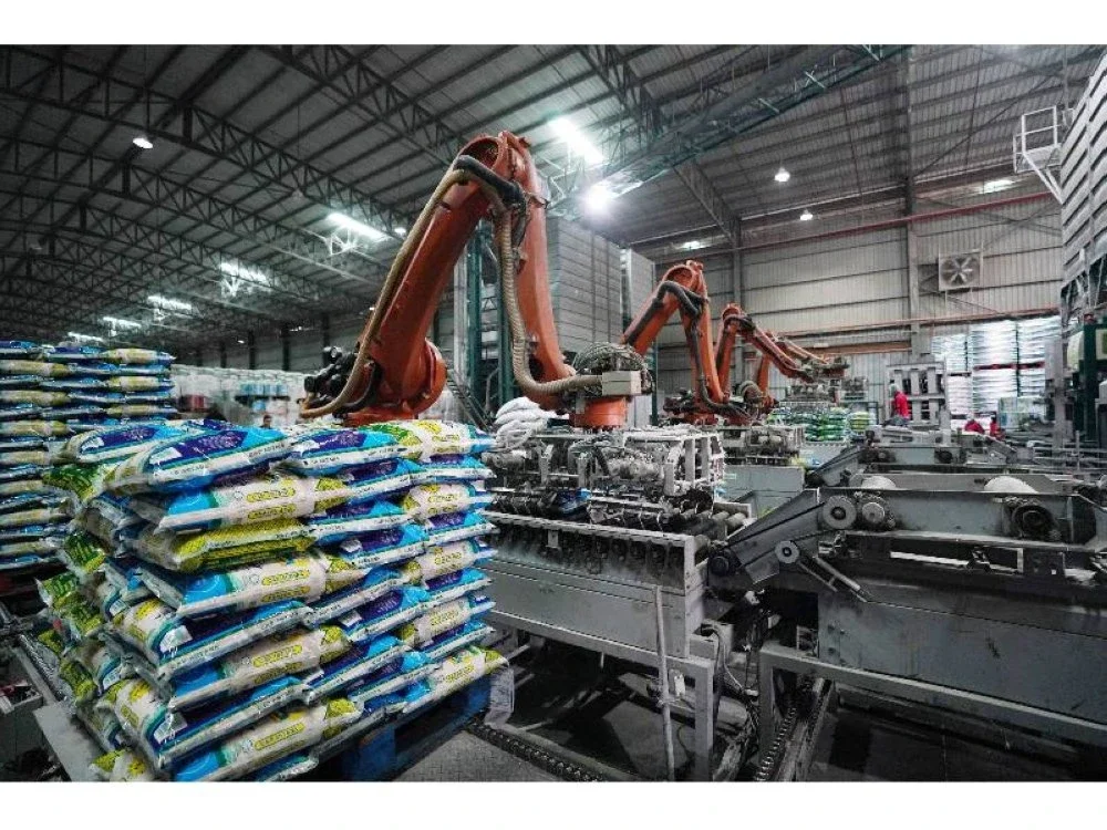 Kerja-kerja menyusun bungkusan beras Cap Astana di kilang pemprosesan beras milik Capital Route.