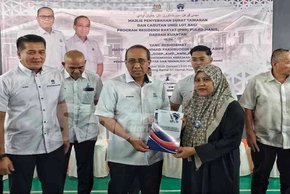 Noraslina menerima surat tawaran PRR daripada Mohammad Fakhruddin pada majlis penyerahan surat tawaran di Dewan Orang Ramai Kampung Sri Damai pada petang Selasa. 