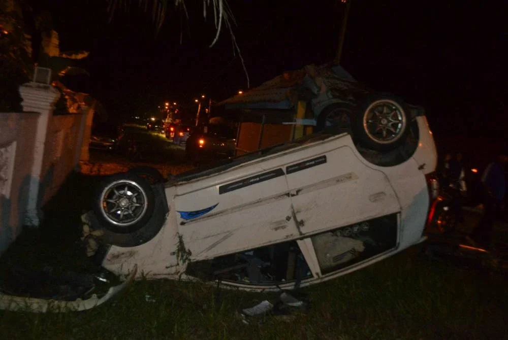 Keadaan Perodua Viva yang terbalik selepas kemalangan. Foto: Sumber polis.