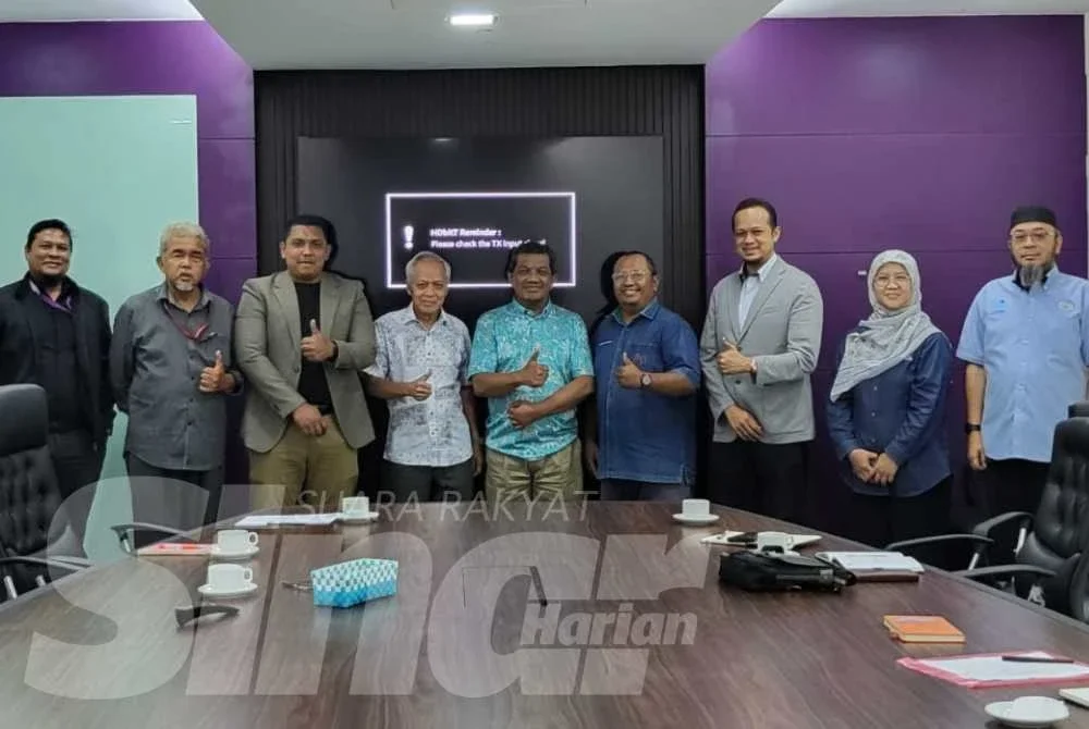 Muhammad Nasir (empat dari kiri) dan Mohammad Zaidi (kanan) bersama barisan anggota Pertubuhan Hati Suci di ibu pejabat Kumpulan Karangkraf pada Rabu.