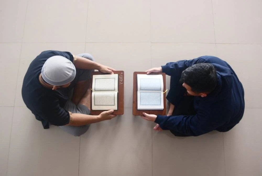 LUANGKAN masa untuk mendalami ilmu agama tanda Muslim mahu menjadi lebih baik pada masa akan datang. Foto Canva