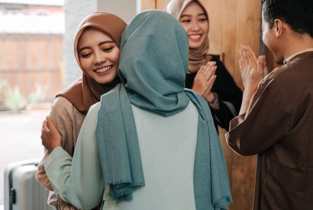 HUBUNGKAN silaturahim sesama kita dan saling bermaafan. Foto Canva